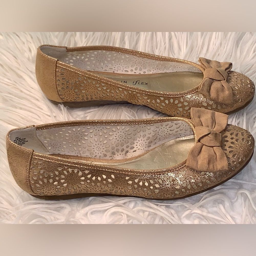 ANNE KLEIN (AKJEM) Tan/Gold iFlex Ballet Flats with Suede Bows, Size 6M